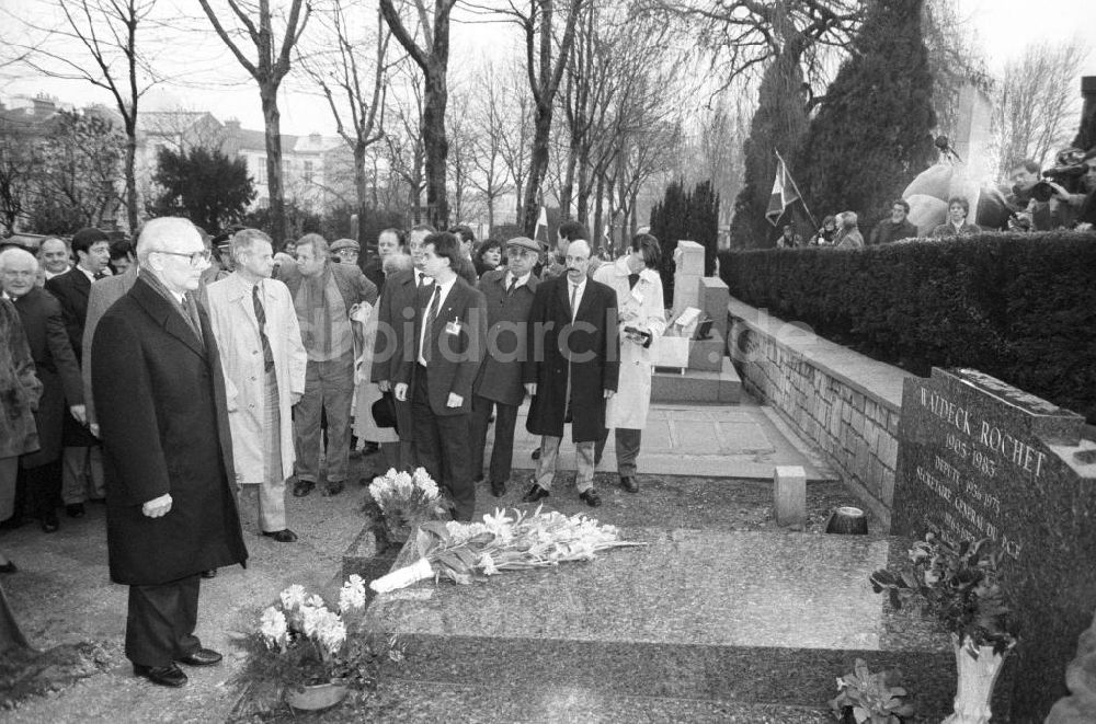 DDR-Fotoarchiv: Paris - Erich Honecker bei Kranzniederlegung auf dem Friedhof Pere Lachaise in Frankreich-Paris