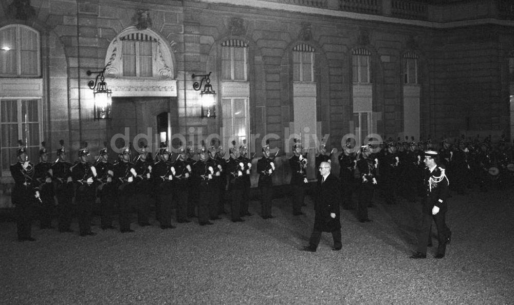 DDR-Fotoarchiv: Paris - Erich Honecker beim Staatsbesuch in Frankreich-Paris