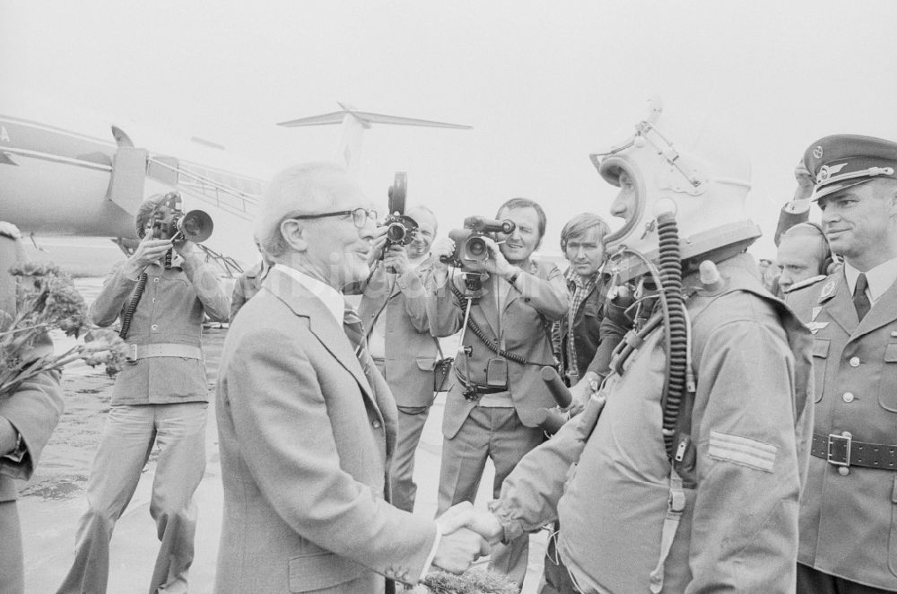 DDR-Bildarchiv: Peenemünde - Erich Honecker (1924 - 1994) zu Besuch beim Jagdfliegergeschwader 9 in Peenemünde in Mecklenburg-Vorpommern in der DDR