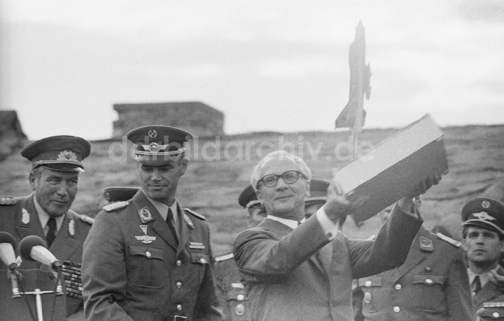 DDR-Fotoarchiv: Peenemünde - Erich Honecker (1924 - 1994) zu Besuch beim Jagdfliegergeschwader 9 in Peenemünde in Mecklenburg-Vorpommern in der DDR