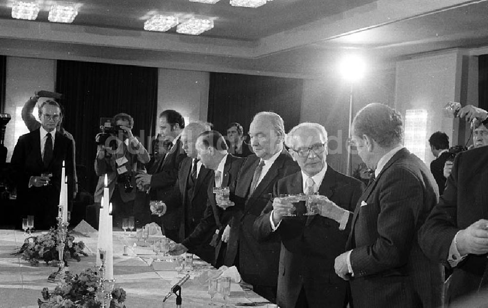DDR-Fotoarchiv: Berlin - Erich Honecker zu Besuch in Berlin (BRD), Helmut Schmidt (Bundeskanzler) veranstaltet für Honecker ein Abendessen Umschlagnr