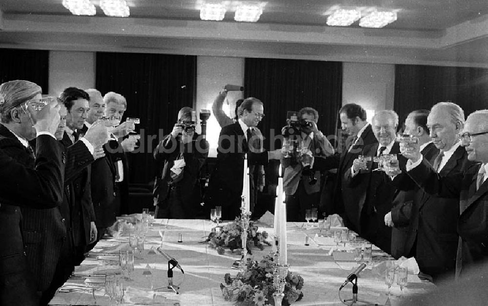 Berlin: Erich Honecker zu Besuch in Berlin (BRD), Helmut Schmidt (Bundeskanzler) veranstaltet für Honecker ein Abendessen Umschlagnr