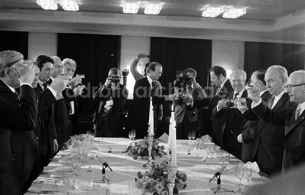 DDR-Bildarchiv: Berlin - Erich Honecker zu Besuch in Berlin (BRD), Helmut Schmidt (Bundeskanzler) veranstaltet für Honecker ein Abendessen Umschlagnr