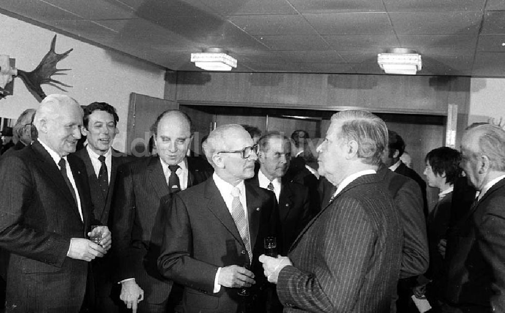 DDR-Fotoarchiv: Berlin - Erich Honecker zu Besuch in Berlin (BRD), Helmut Schmidt (Bundeskanzler) veranstaltet für Honecker ein Abendessen Umschlagnr
