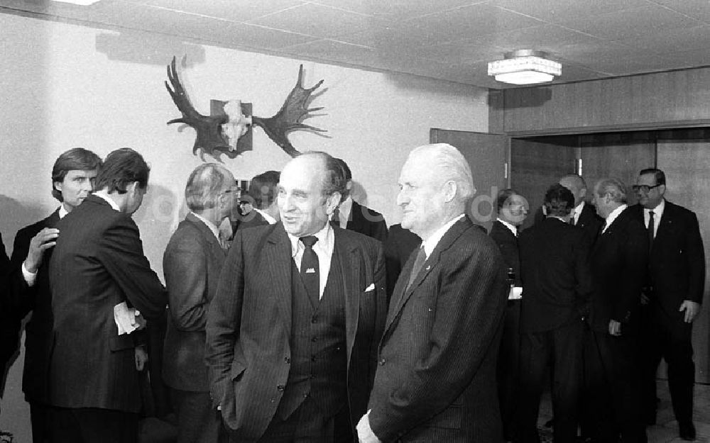 DDR-Bildarchiv: Berlin - Erich Honecker zu Besuch in Berlin (BRD), Helmut Schmidt (Bundeskanzler) veranstaltet für Honecker ein Abendessen Umschlagnr