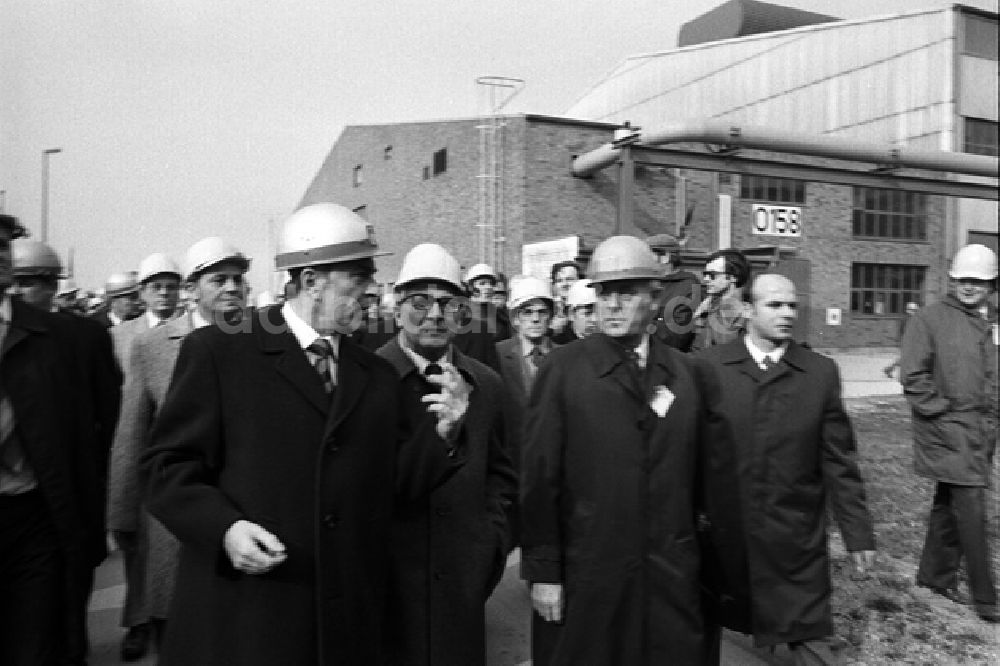 Buna: Erich Honecker besucht Chemiearbeiter in Buna