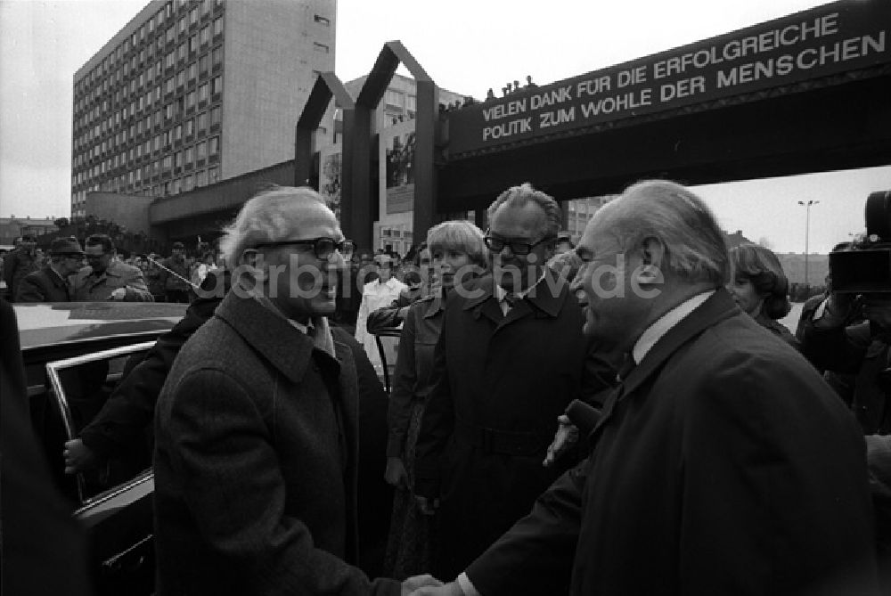 DDR-Bildarchiv: Buna - Erich Honecker besucht Chemiearbeiter in Buna