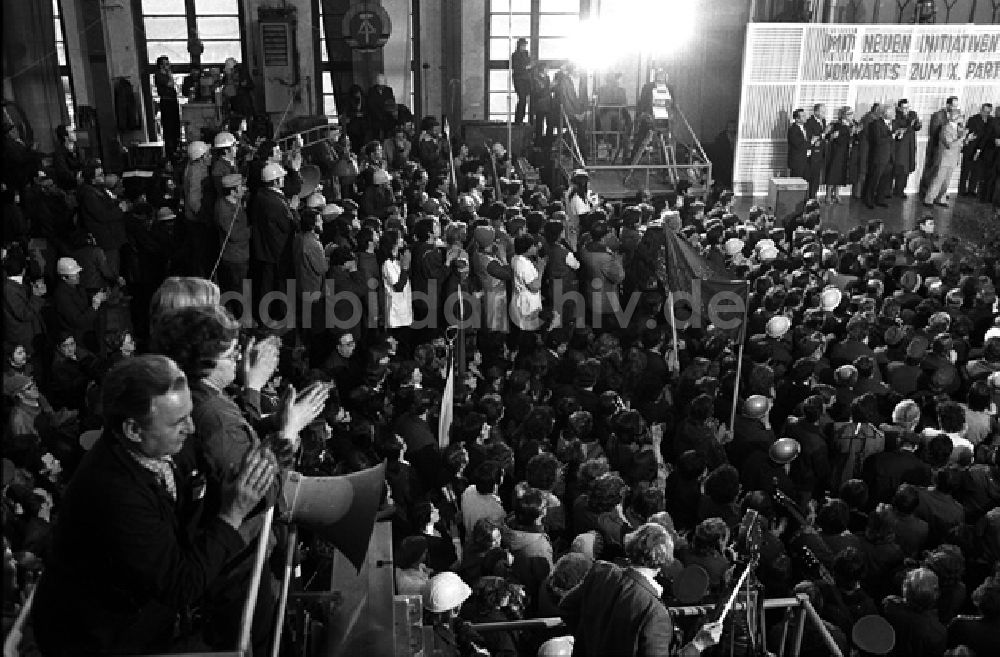 DDR-Fotoarchiv: Buna - Erich Honecker besucht Chemiearbeiter in Buna