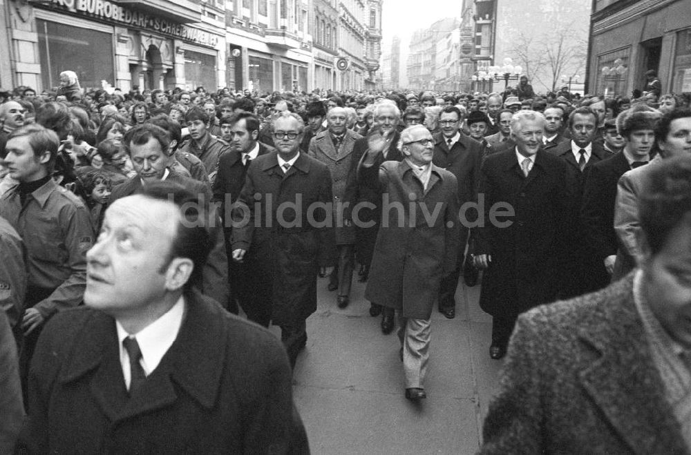 DDR-Bildarchiv: Buna - Erich Honecker besucht Chemiearbeiter in Buna