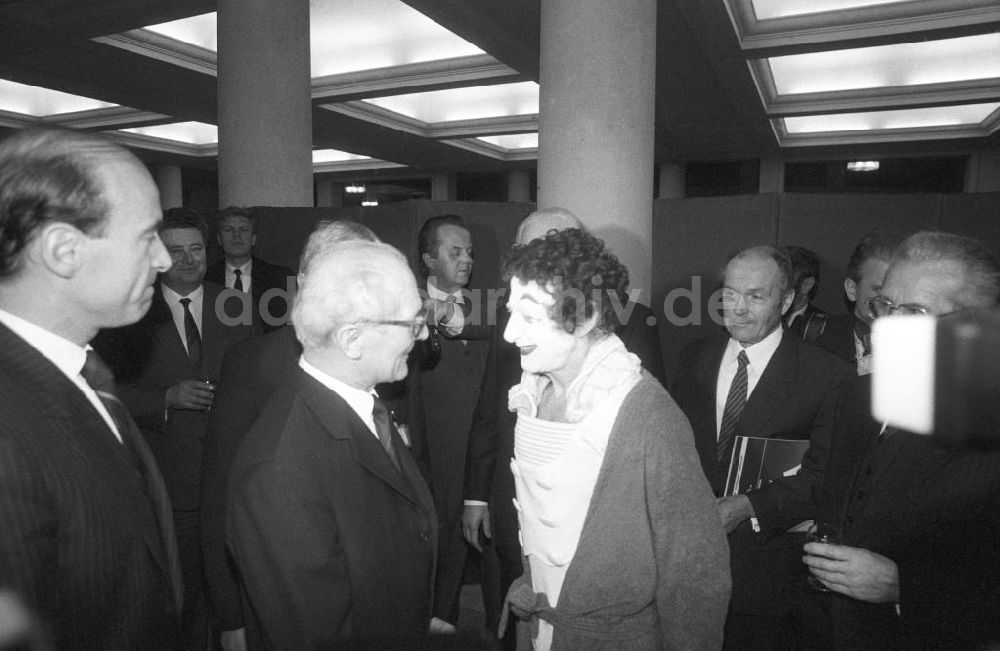 DDR-Fotoarchiv: Paris - Erich Honecker besucht eine Vorführung von Marcel Marceau