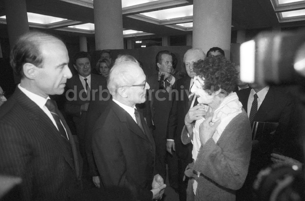 Paris: Erich Honecker besucht eine Vorführung von Marcel Marceau