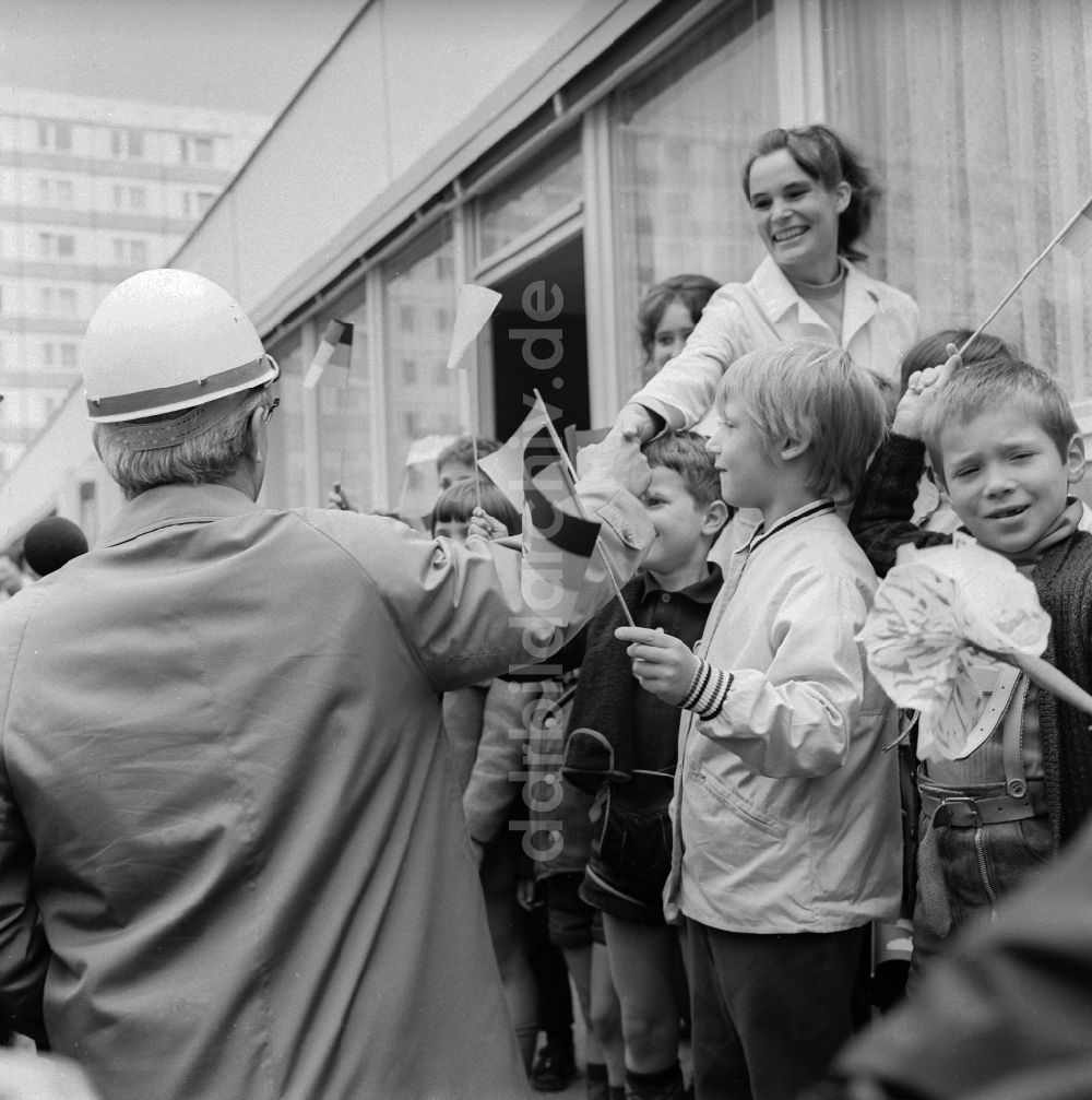 Berlin: Erich Honecker besuchte die Bauarbeiter des Neubauviertels in Köpenick sowie die Werktätigen des Betonwerkes Grünau in Berlin, der ehemaligen Hauptstadt der DDR, Deutsche Demokratische Republik