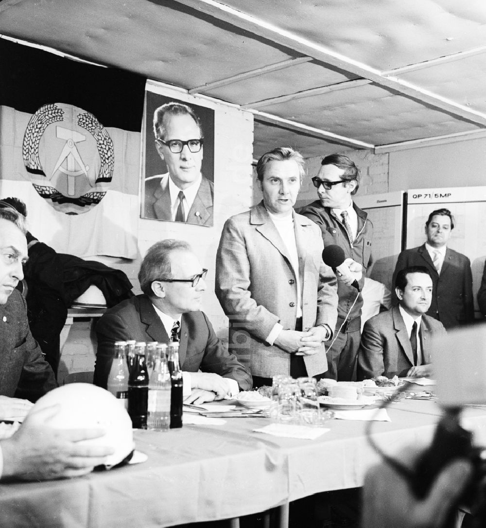 DDR-Bildarchiv: Berlin - Erich Honecker besuchte die Bauarbeiter des Neubauviertels in Köpenick sowie die Werktätigen des Betonwerkes Grünau in Berlin, der ehemaligen Hauptstadt der DDR, Deutsche Demokratische Republik