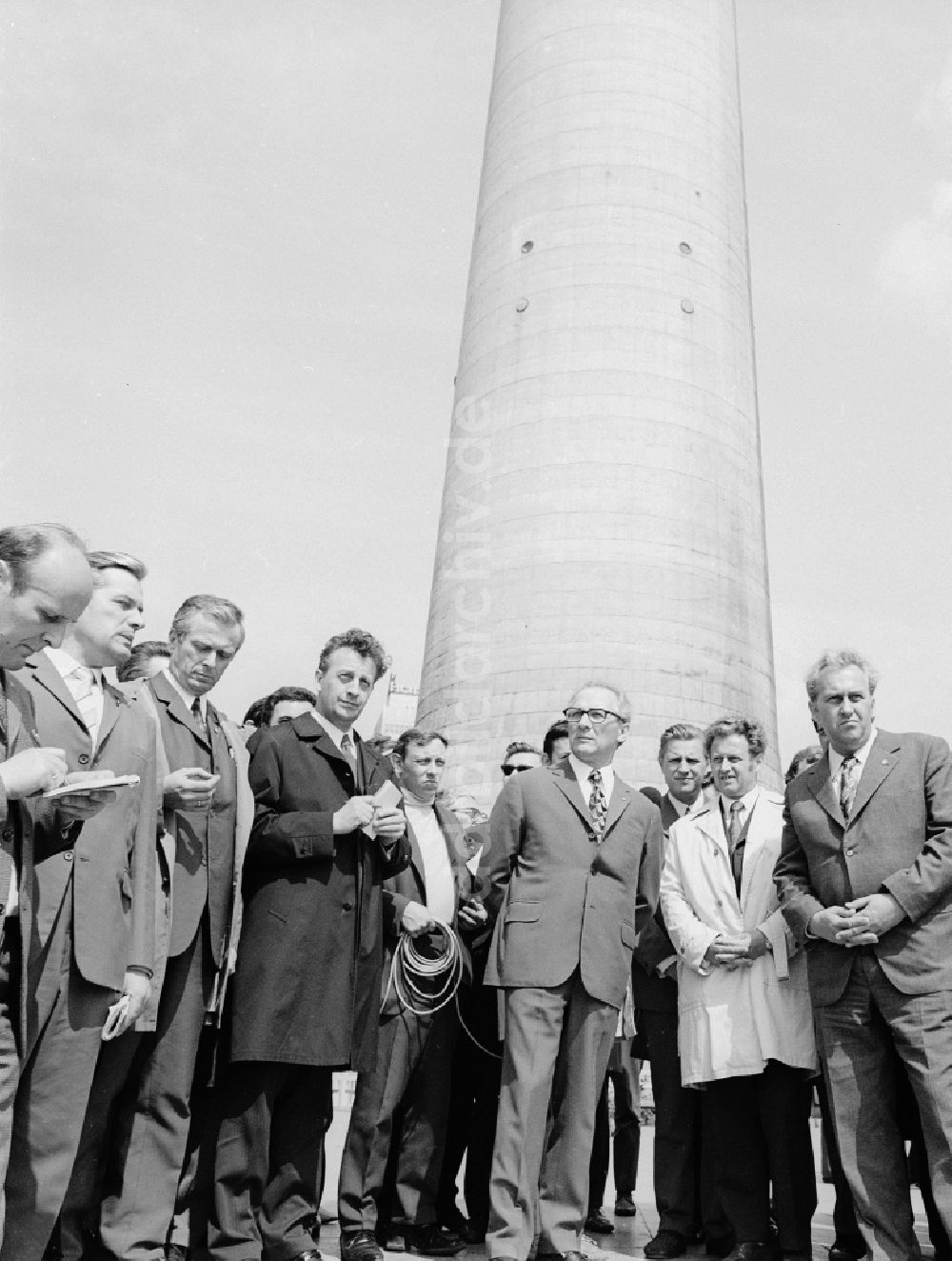 Berlin: Erich Honecker besuchte Baustellen und Einrichtungen des Wohnungsbaus in der Hauptstadt Berlin, der ehemaligen Hauptstadt der DDR, Deutsche Demokratische Republik
