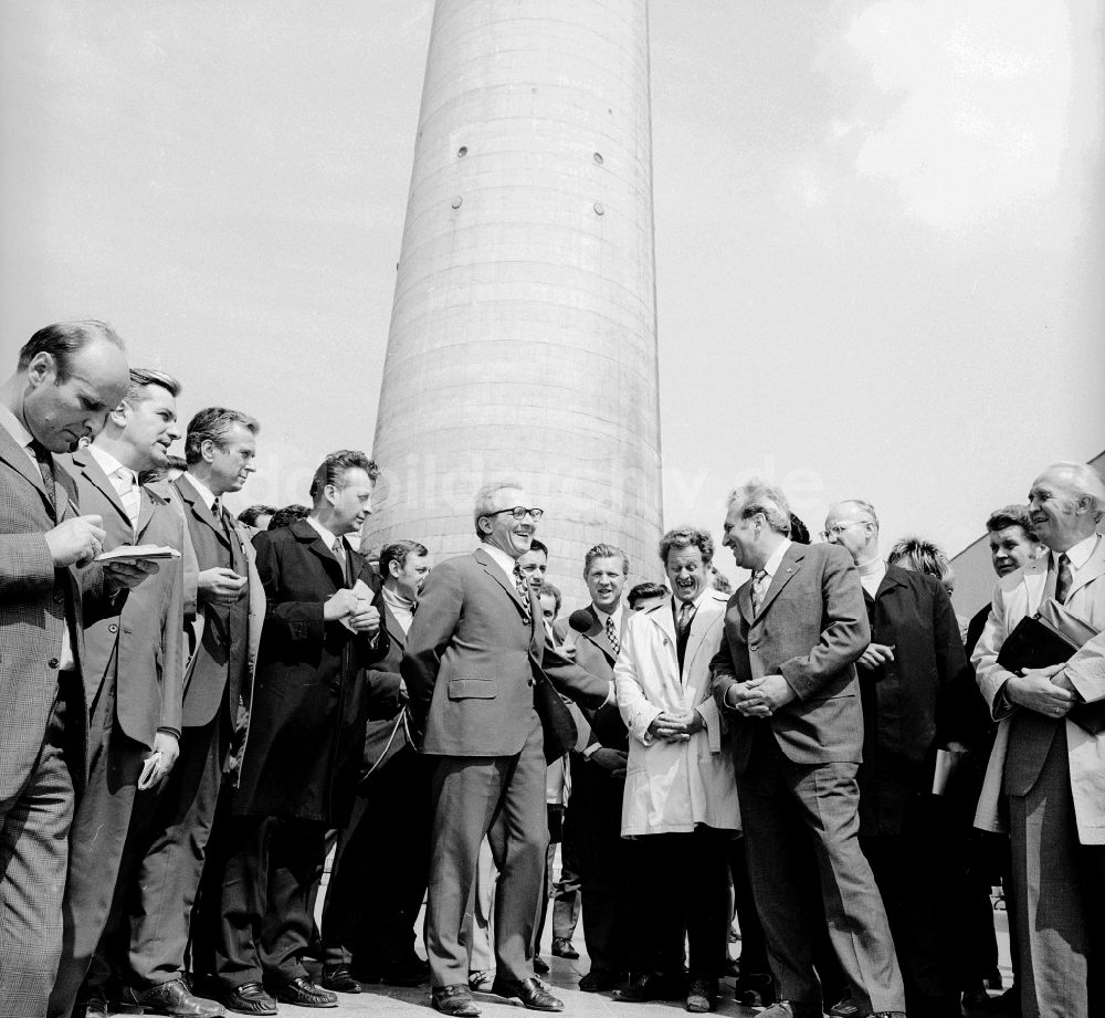 DDR-Bildarchiv: Berlin - Erich Honecker besuchte Baustellen und Einrichtungen des Wohnungsbaus in der Hauptstadt Berlin, der ehemaligen Hauptstadt der DDR, Deutsche Demokratische Republik