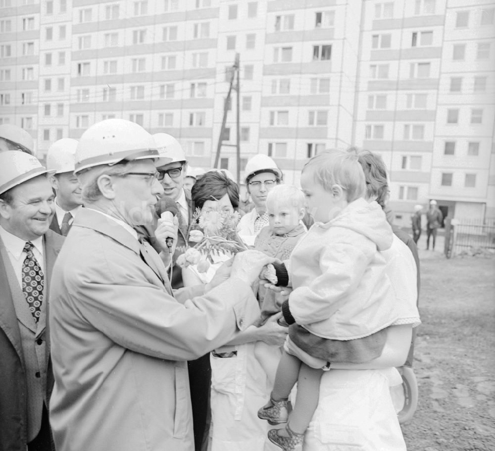 Berlin: Erich Honecker besuchte Baustellen und Kindergarten Einrichtungen des Wohnungsbau Kombinates in Berlin, der ehemaligen Hauptstadt der DDR, Deutsche Demokratische Republik