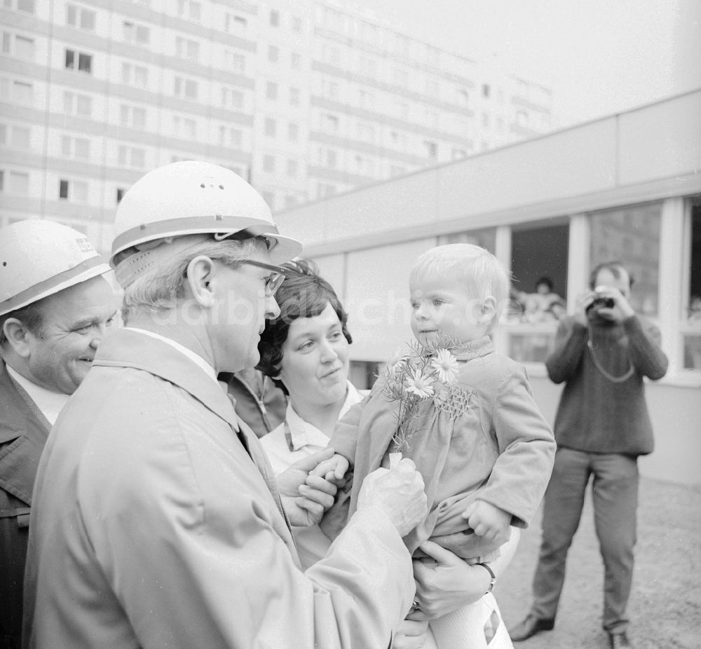 DDR-Bildarchiv: Berlin - Erich Honecker besuchte Baustellen und Kindergarten Einrichtungen des Wohnungsbau Kombinates in Berlin, der ehemaligen Hauptstadt der DDR, Deutsche Demokratische Republik