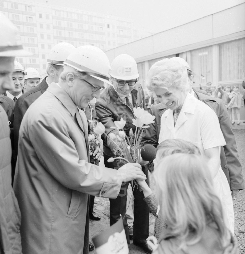 DDR-Fotoarchiv: Berlin - Erich Honecker besuchte Baustellen und Kindergarten Einrichtungen des Wohnungsbau Kombinates in Berlin, der ehemaligen Hauptstadt der DDR, Deutsche Demokratische Republik