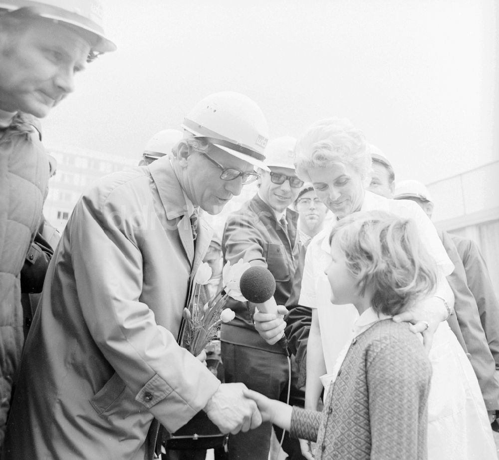 DDR-Bildarchiv: Berlin - Erich Honecker besuchte Baustellen und Kindergarten Einrichtungen des Wohnungsbau Kombinates in Berlin, der ehemaligen Hauptstadt der DDR, Deutsche Demokratische Republik