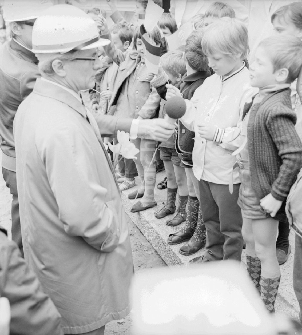 DDR-Fotoarchiv: Berlin - Erich Honecker besuchte Baustellen und Kindergarten Einrichtungen des Wohnungsbau Kombinates in Berlin, der ehemaligen Hauptstadt der DDR, Deutsche Demokratische Republik
