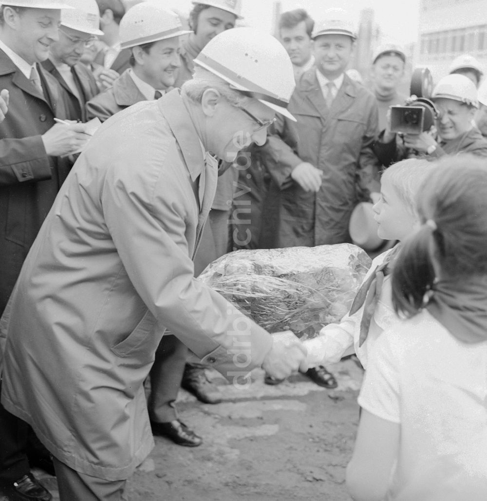 Berlin: Erich Honecker besuchte Baustellen des VEB Wohnungsbaukombinat Berlin (WBK) in Berlin, der ehemaligen Hauptstadt der DDR, Deutsche Demokratische Republik