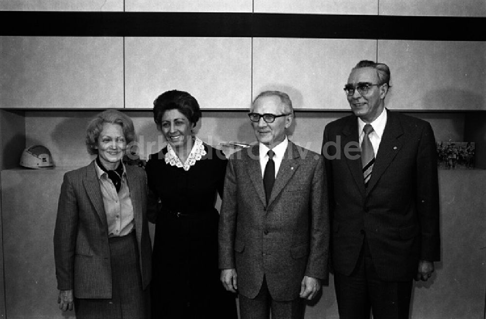 DDR-Fotoarchiv: Berlin - Erich Honecker und Dr.Anahita Ratebzad im Zentralkomitee der DDR