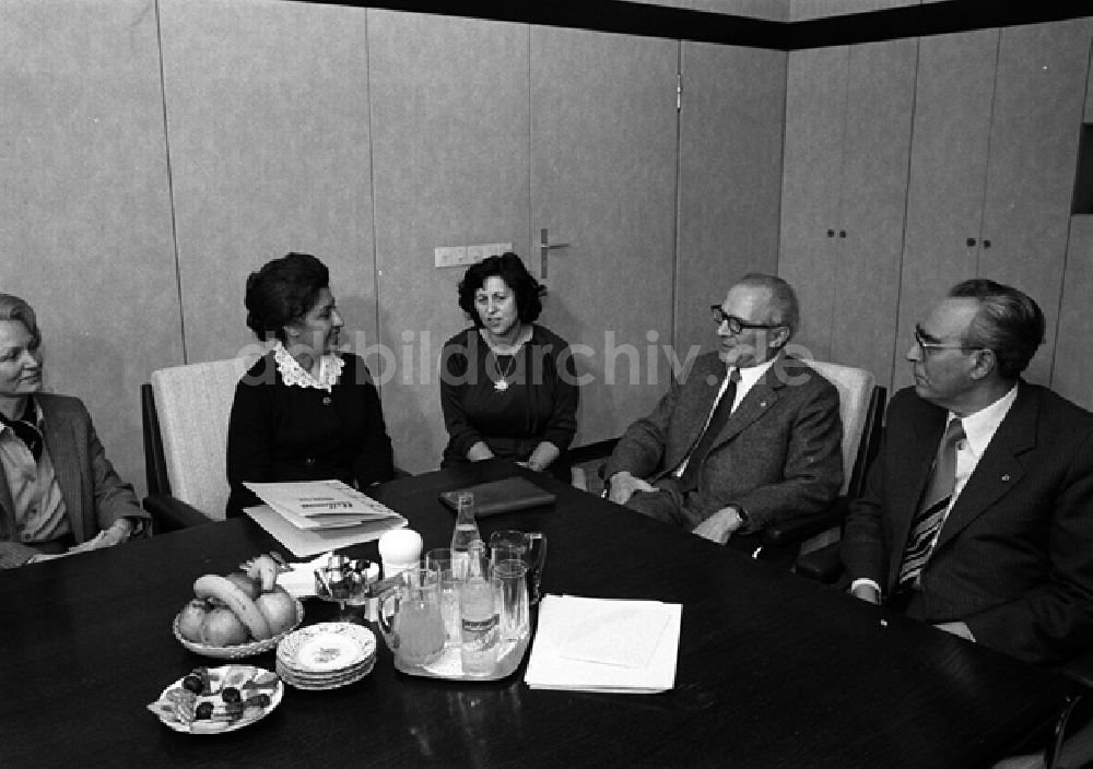 Berlin: Erich Honecker und Dr.Anahita Ratebzad im Zentralkomitee der DDR