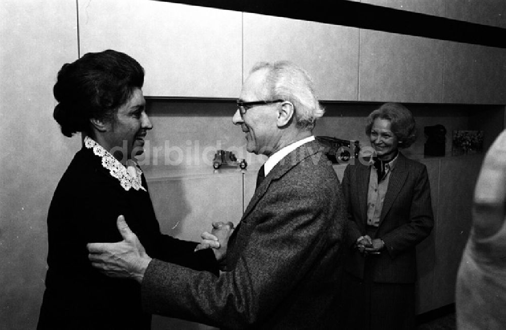 DDR-Bildarchiv: Berlin - Erich Honecker und Dr.Anahita Ratebzad im Zentralkomitee der DDR