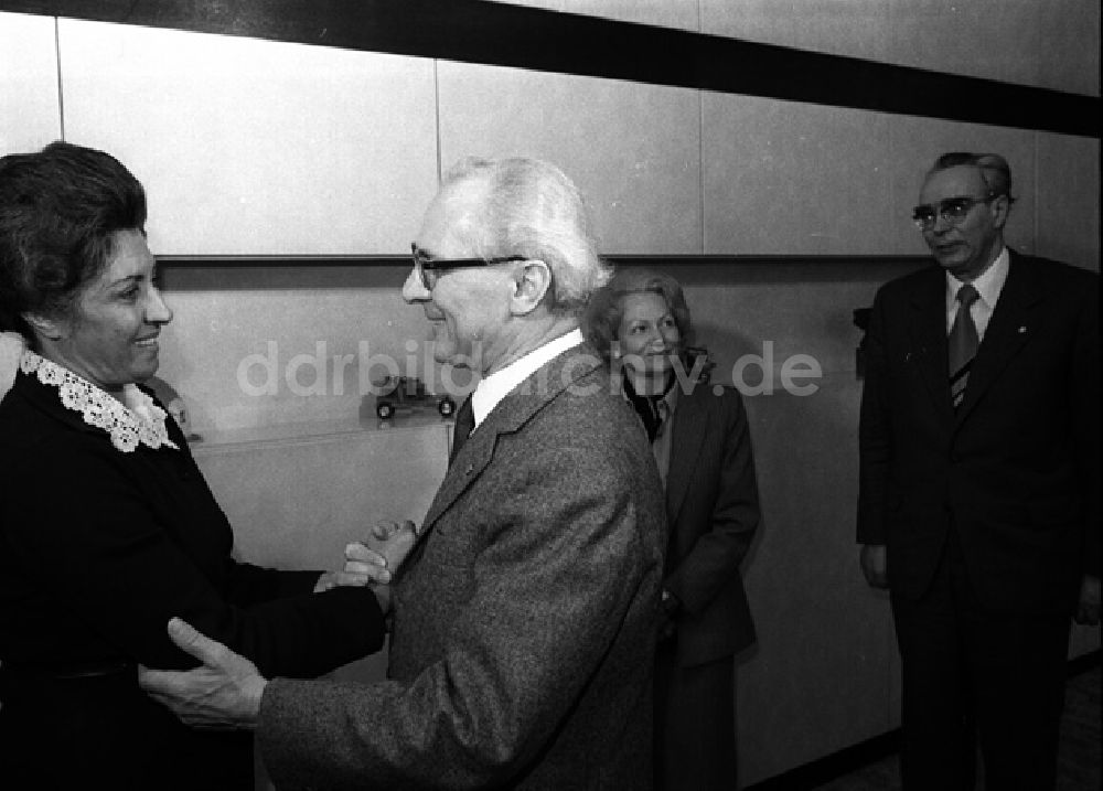 DDR-Fotoarchiv: Berlin - Erich Honecker und Dr.Anahita Ratebzad im Zentralkomitee der DDR