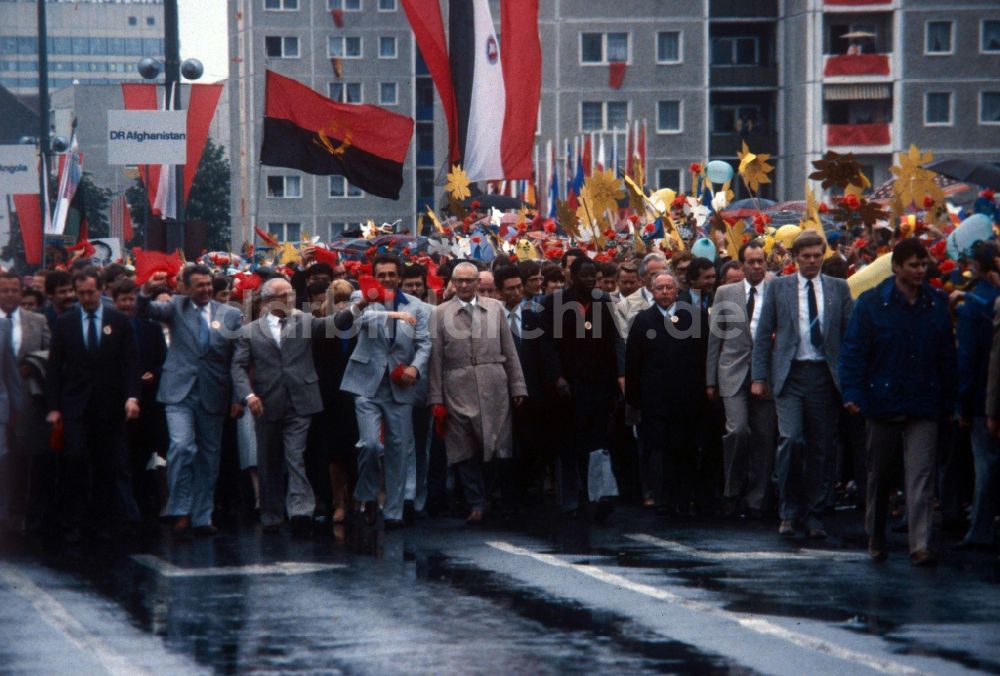 DDR-Fotoarchiv: Potsdam - Erich Honecker, Egon Krenz und Erich Mielke beim DDR-Friedensmarsch in Potsdam im heutigen Bundesland Brandenburg