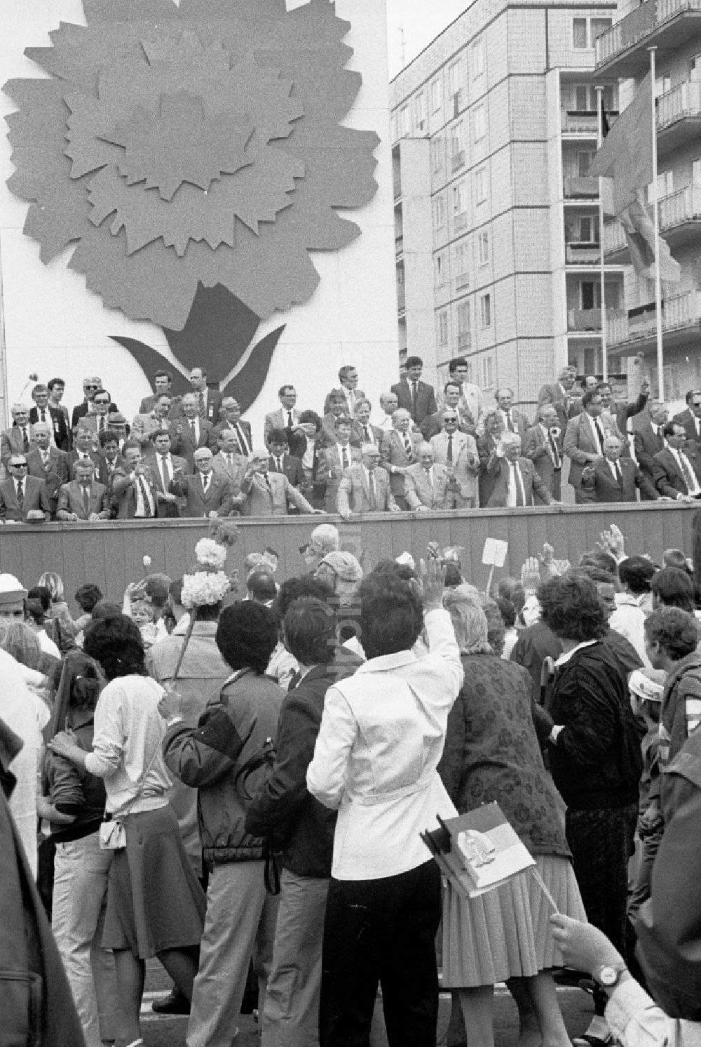 Berlin: Erich Honecker auf der Ehrentribühne vor dem Demonstrationszug zum 1. Mai auf den Straßen in Berlin in der DDR