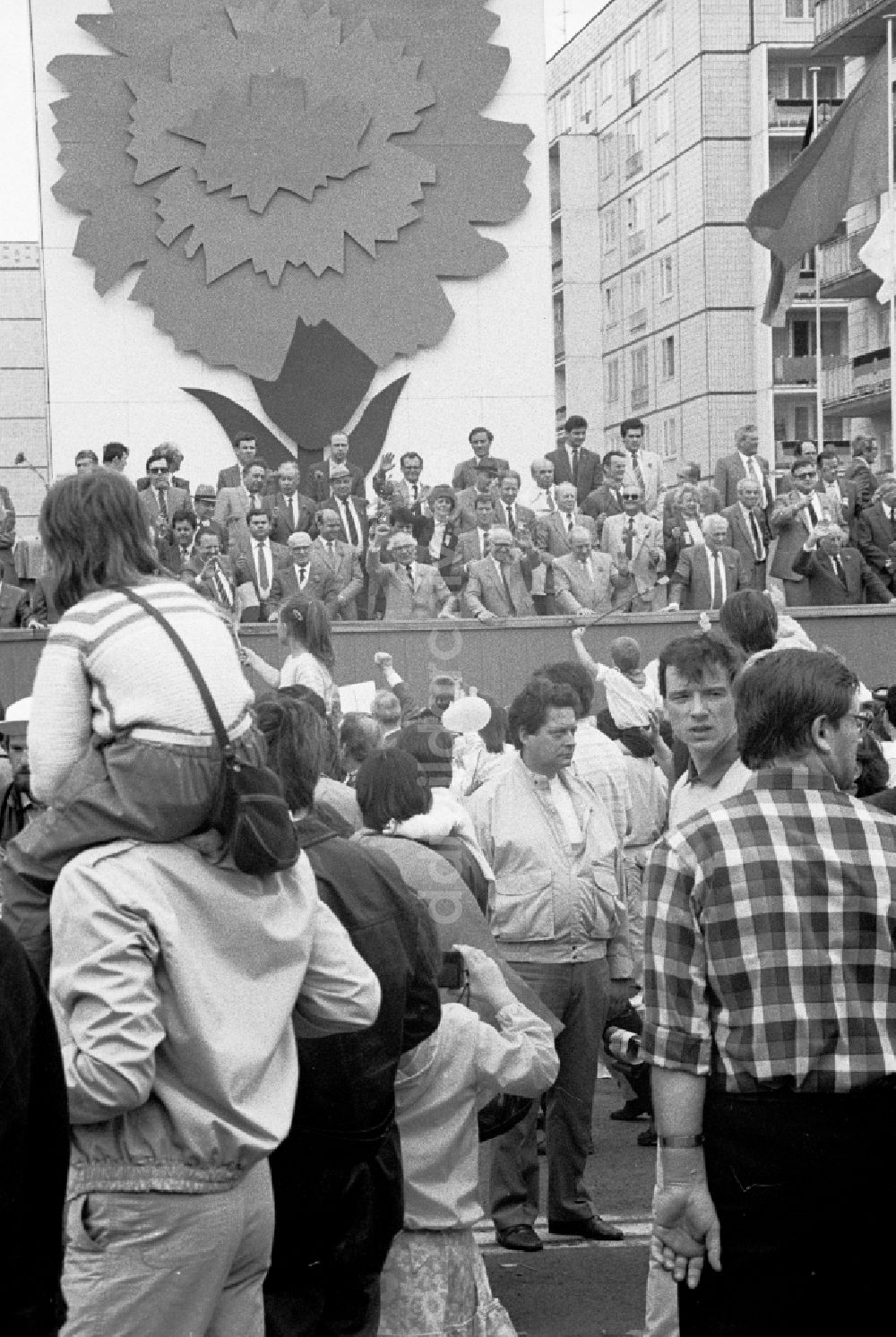 DDR-Bildarchiv: Berlin - Erich Honecker auf der Ehrentribühne vor dem Demonstrationszug zum 1. Mai auf den Straßen in Berlin in der DDR