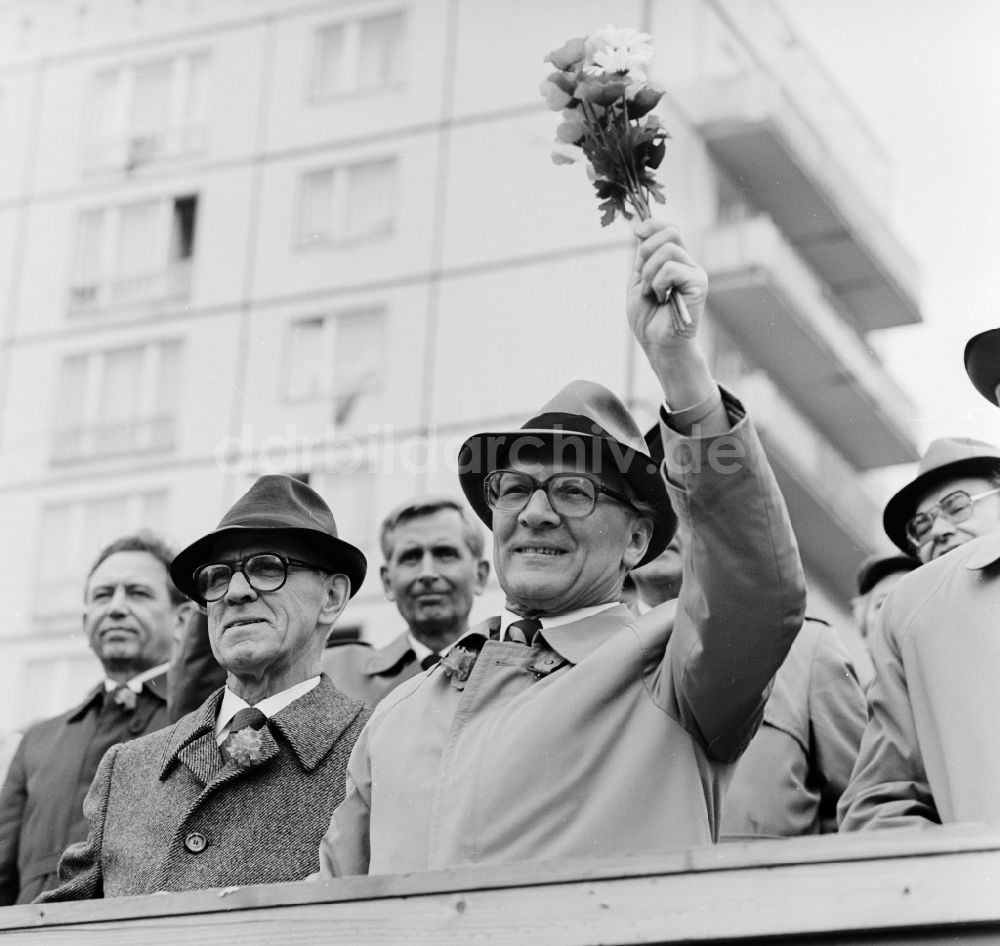 DDR-Bildarchiv: Berlin - Erich Honecker (1912-1994) auf der Ehrentribüne in Berlin, der ehemaligen Hauptstadt der DDR, Deutsche Demokratische Republik