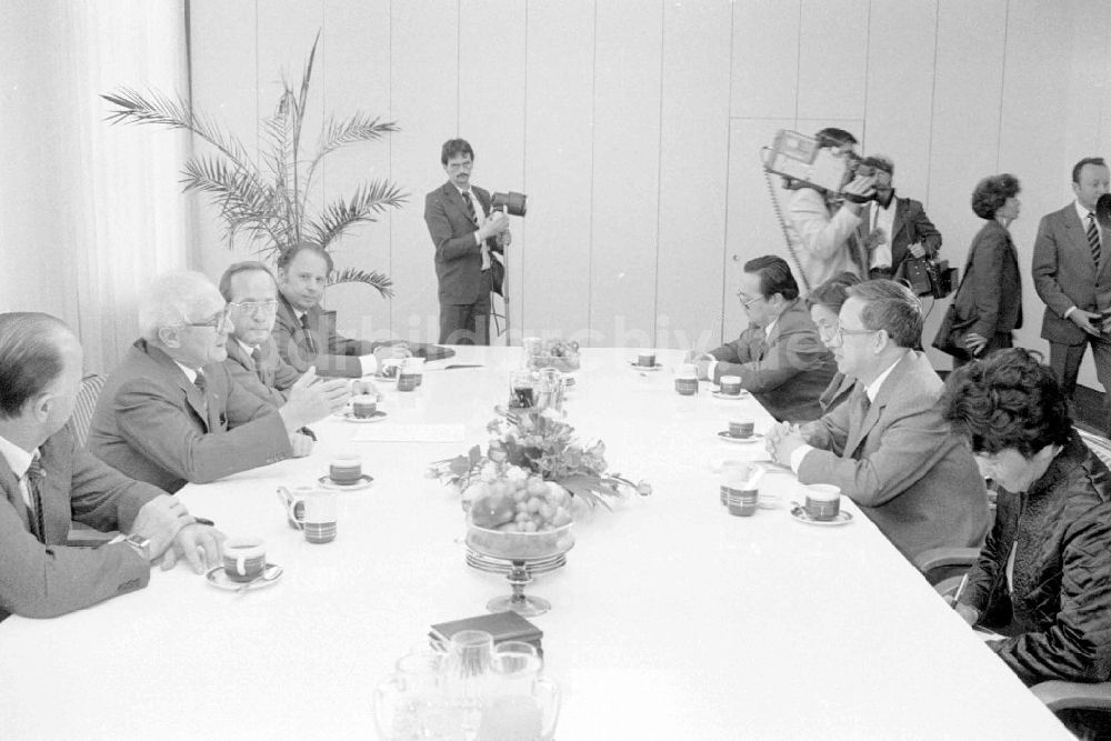 DDR-Fotoarchiv: Berlin - Erich Honecker empfing chinesische Journalisten im ZK der SED.