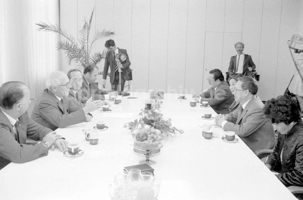 Berlin: Erich Honecker empfing chinesische Journalisten im ZK der SED.