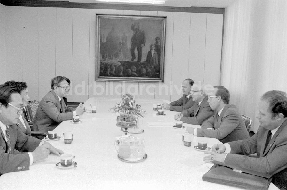 DDR-Fotoarchiv: Berlin - Erich Honecker empfing chinesische Journalisten im ZK der SED.