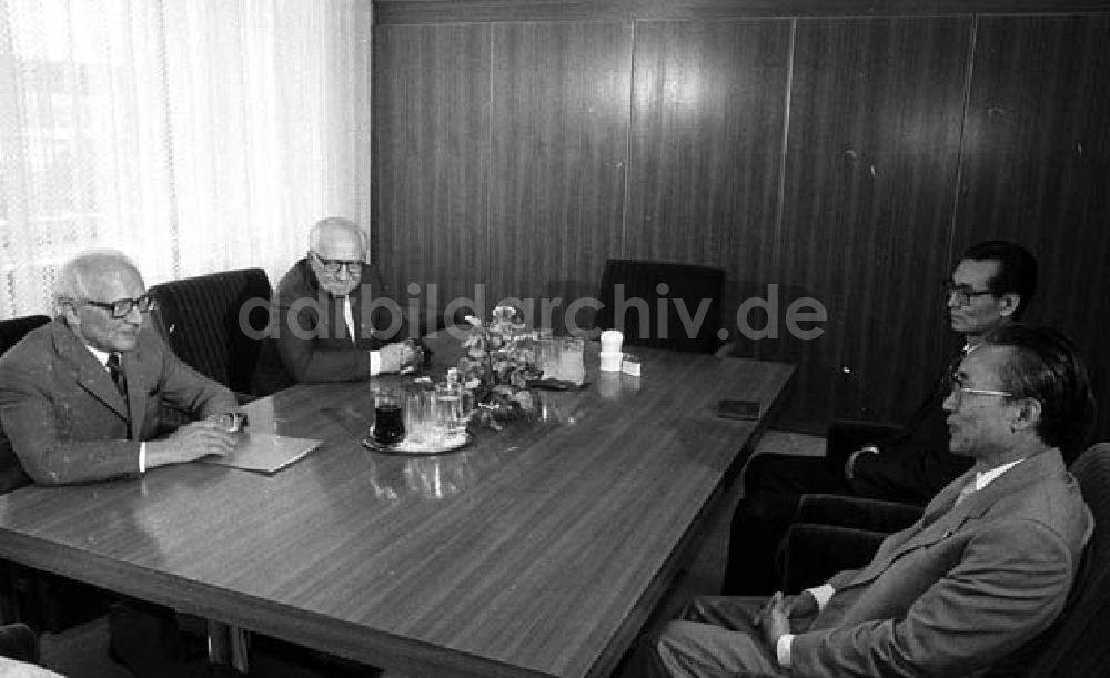 DDR-Bildarchiv: Berlin - Erich Honecker empfing Koreanische Demokratische Volksrepublik (KDVR) Delegation im Zentralkomitee (ZK)- Jung Hjongsop Umschlagnr