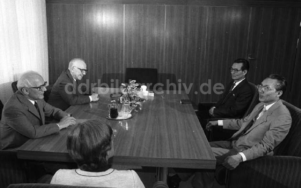 Berlin: Erich Honecker empfing Koreanische Demokratische Volksrepublik (KDVR) Delegation im Zentralkomitee (ZK)- Jung Hjongsop Umschlagnr