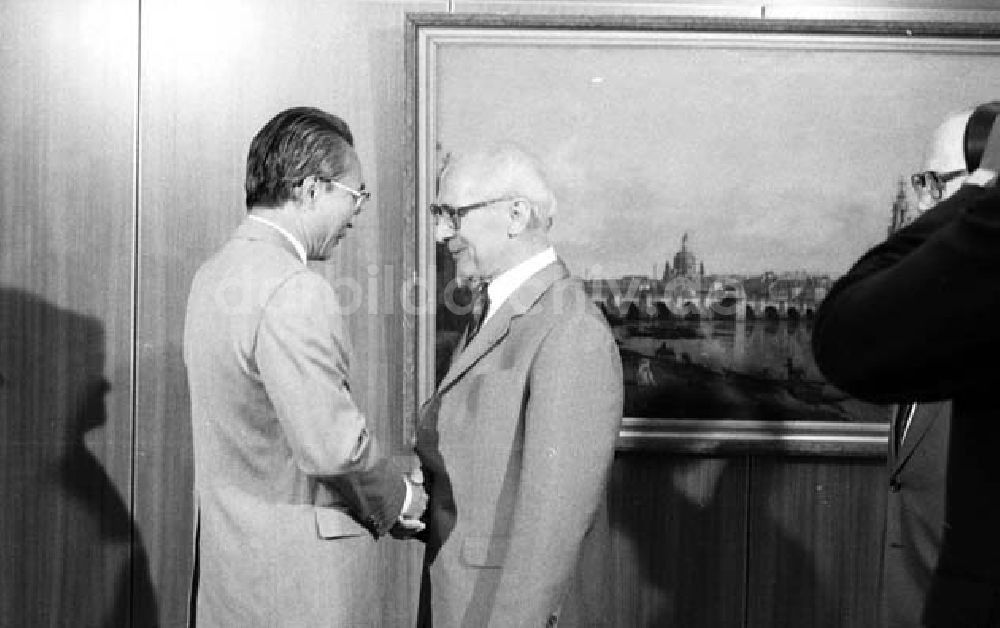 DDR-Fotoarchiv: Berlin - Erich Honecker empfing Koreanische Demokratische Volksrepublik (KDVR) Delegation im Zentralkomitee (ZK)- Jung Hjongsop Umschlagnr