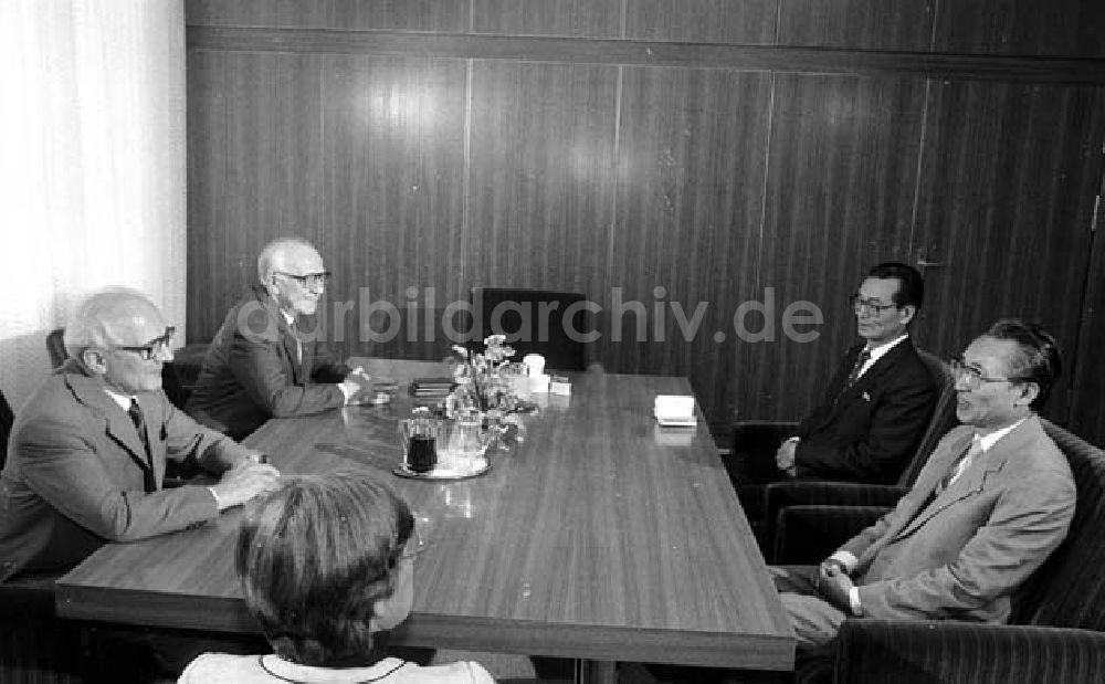 Berlin: Erich Honecker empfing Koreanische Demokratische Volksrepublik (KDVR) Delegation im Zentralkomitee (ZK)- Jung Hjongsop Umschlagnr