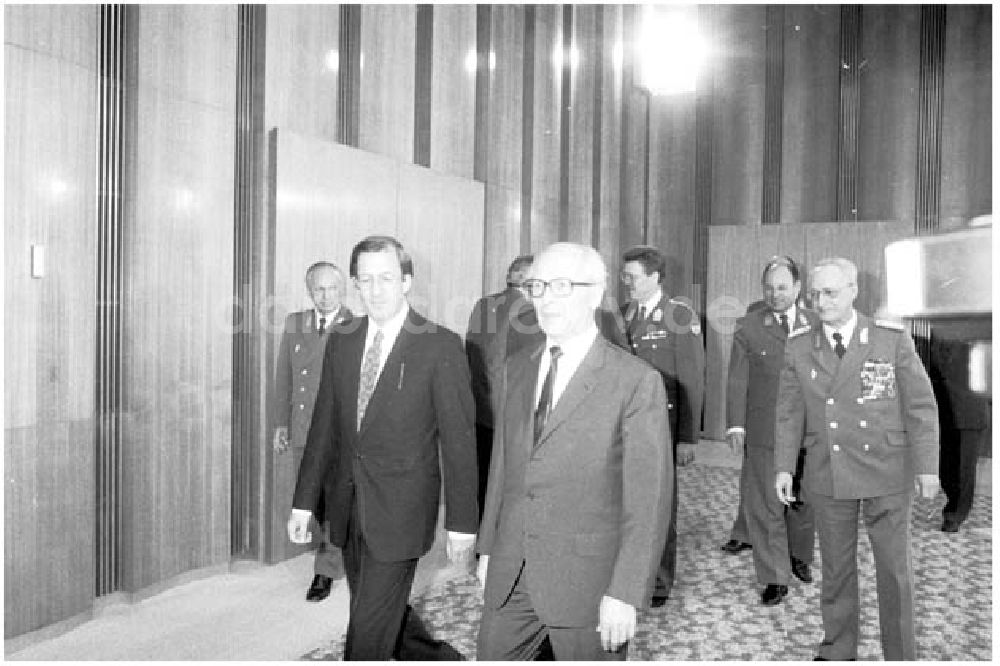 Berlin: 26.05.1986 Erich Honecker empfing die Militärdelegation der Repu