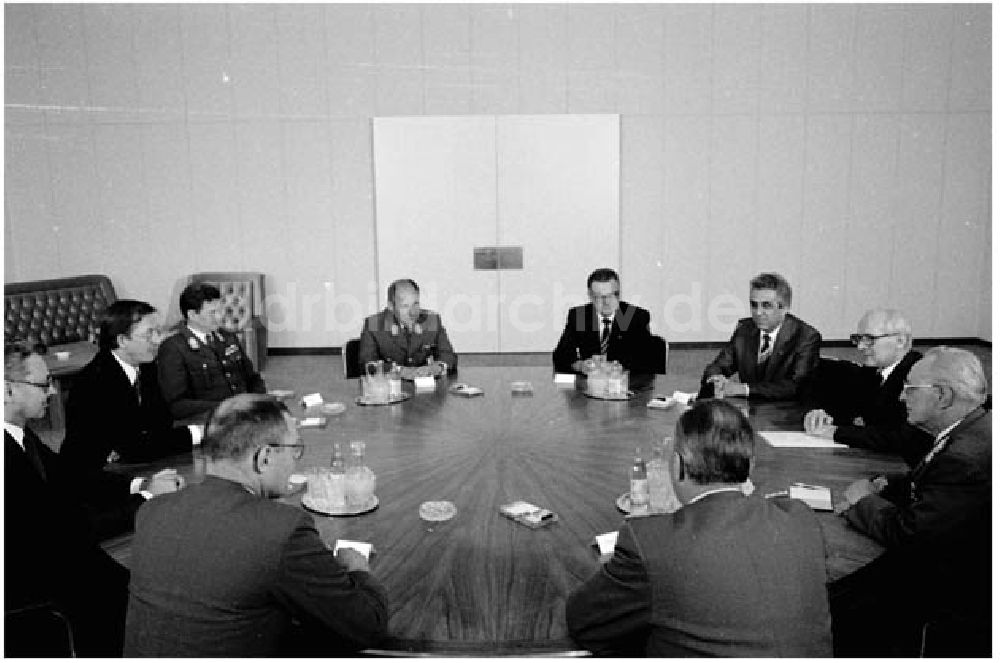DDR-Bildarchiv: Berlin - 26.05.1986 Erich Honecker empfing die Militärdelegation der Repu