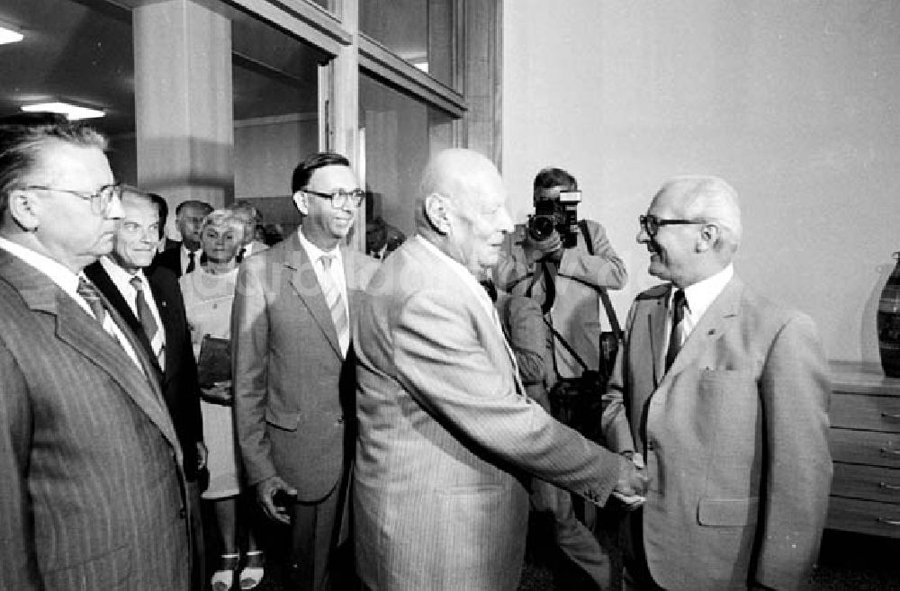 DDR-Bildarchiv: Berlin - 02.07.1986 Erich Honecker empfing im ZK die Präsidenten der Akad