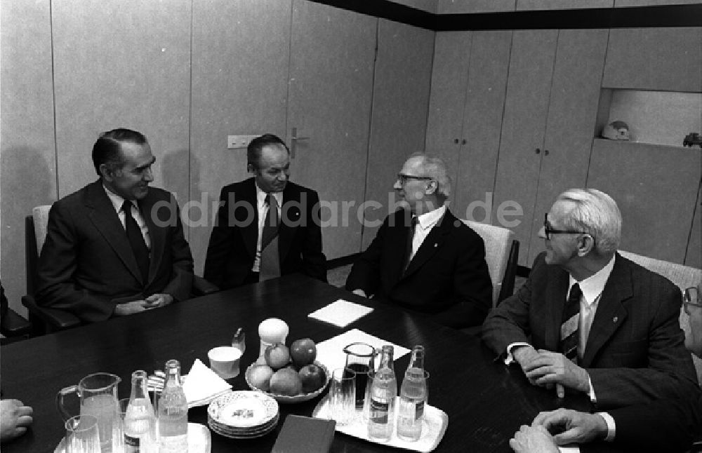 DDR-Bildarchiv: Berlin - Erich Honecker empfing im ZK den Vorsitzenden des Bundesexekutivrates Verselin Djuranovic. (174)