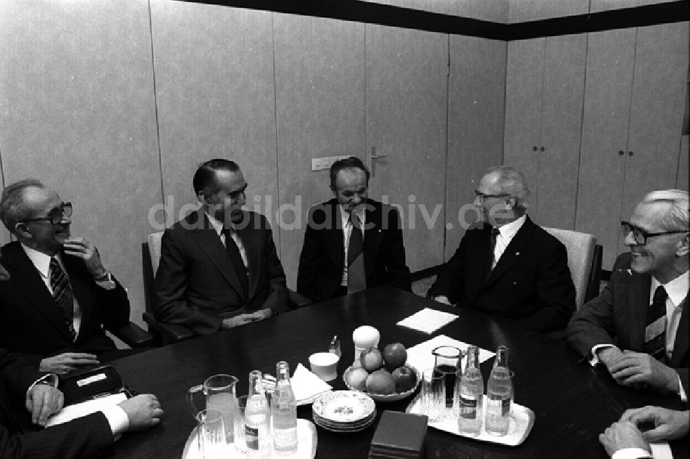 DDR-Fotoarchiv: Berlin - Erich Honecker empfing im ZK den Vorsitzenden des Bundesexekutivrates Verselin Djuranovic. (174)