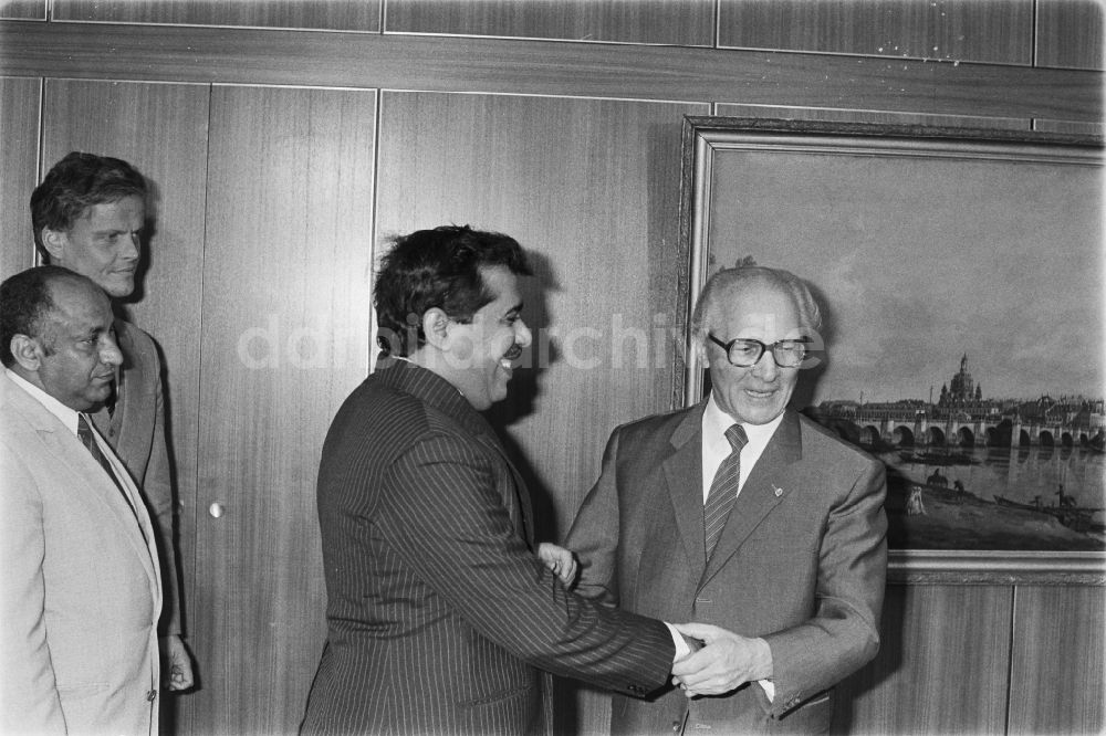 Berlin: Erich Honecker empfängt Dr. Hassan Ahmed al Salami im ZK der SED in Berlin, der ehemaligen Hauptstadt der DDR, Deutsche Demokratische Republik