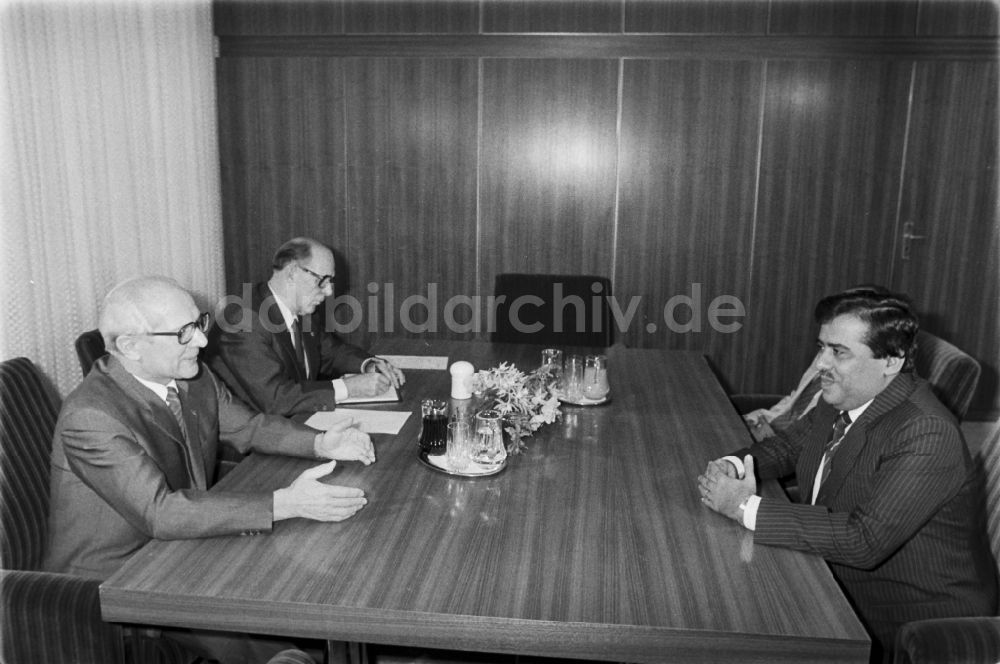 DDR-Bildarchiv: Berlin - Erich Honecker empfängt Dr. Hassan Ahmed al Salami im ZK der SED in Berlin, der ehemaligen Hauptstadt der DDR, Deutsche Demokratische Republik