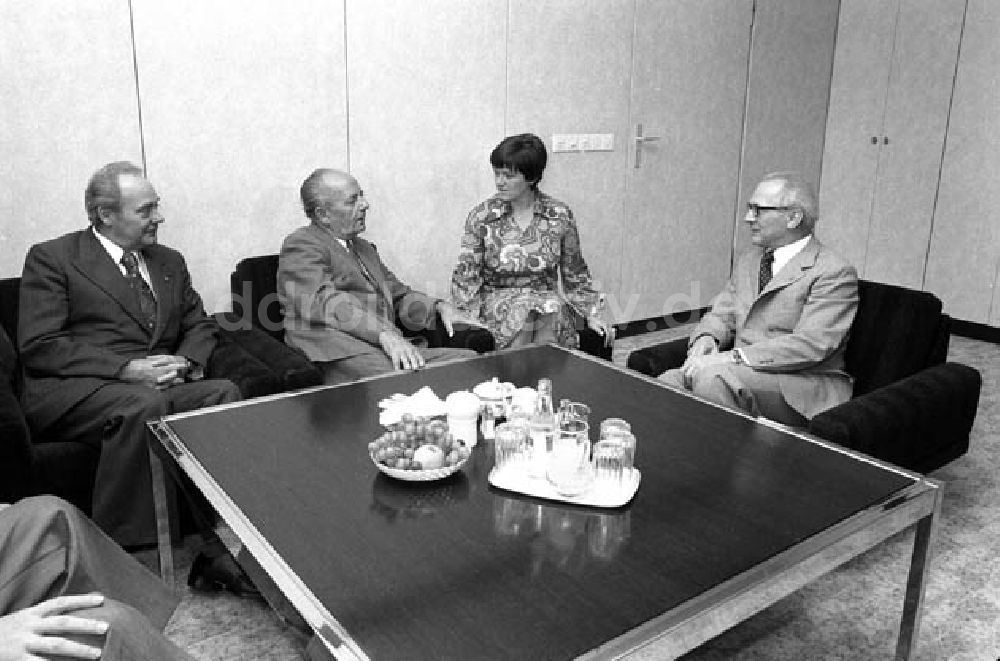 Berlin: Erich Honecker empfängt Sandor Caspar aus Ungarn Foto: Schönfeld