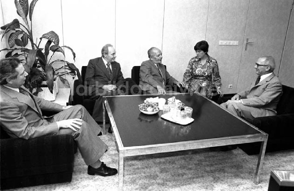 DDR-Fotoarchiv: Berlin - Erich Honecker empfängt Sandor Caspar aus Ungarn Foto: Schönfeld