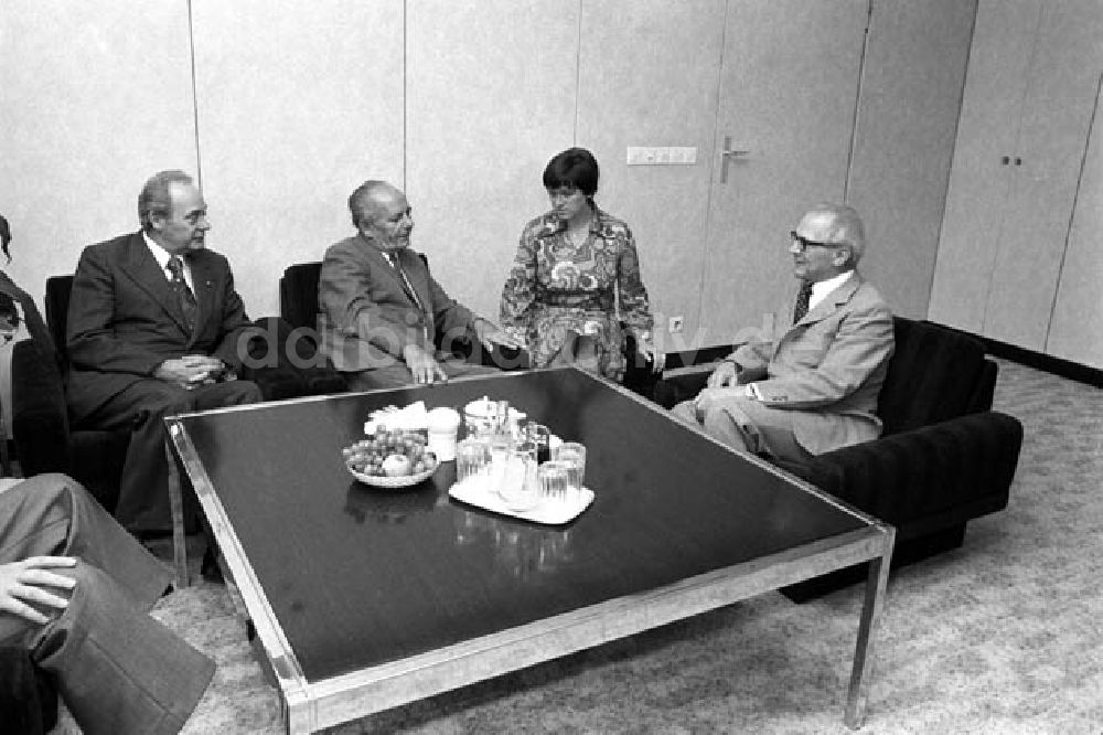Berlin: Erich Honecker empfängt Sandor Caspar aus Ungarn Foto: Schönfeld